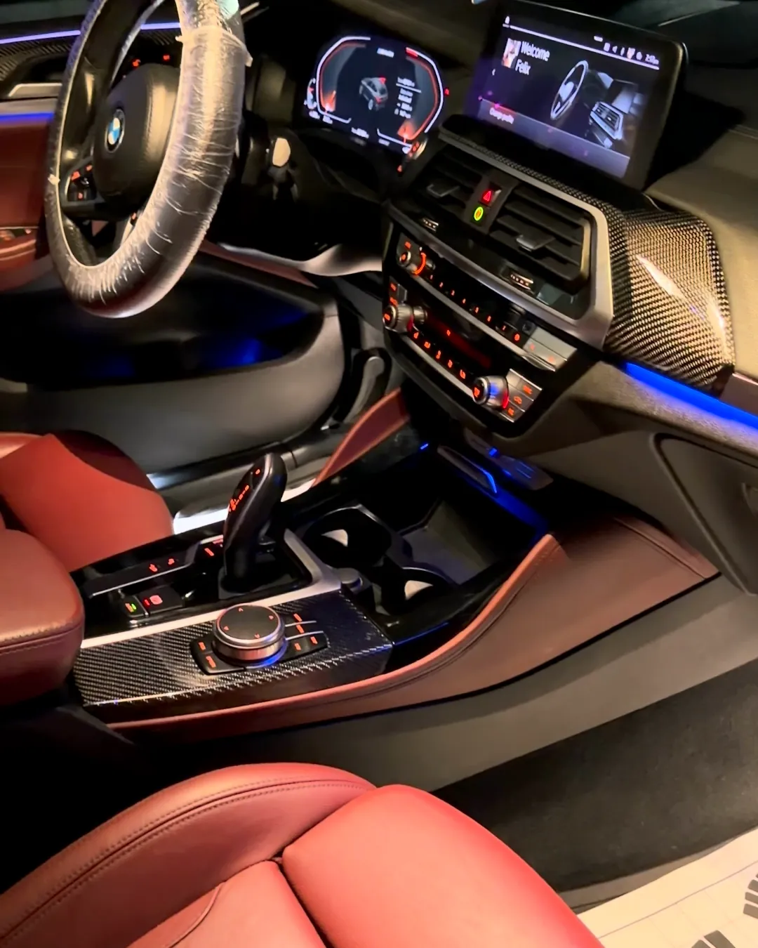 Tablero de BMW de noche con luces