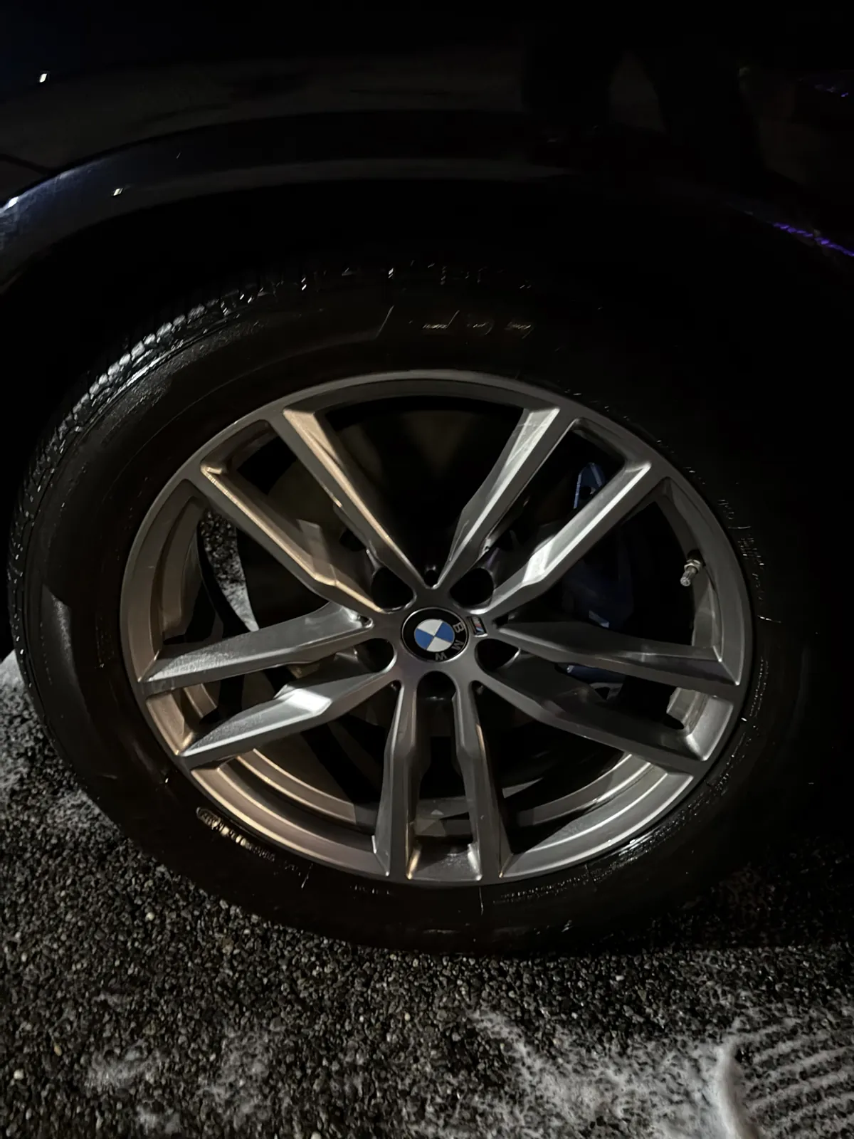 Rin de BMW limpio con espuma en el piso